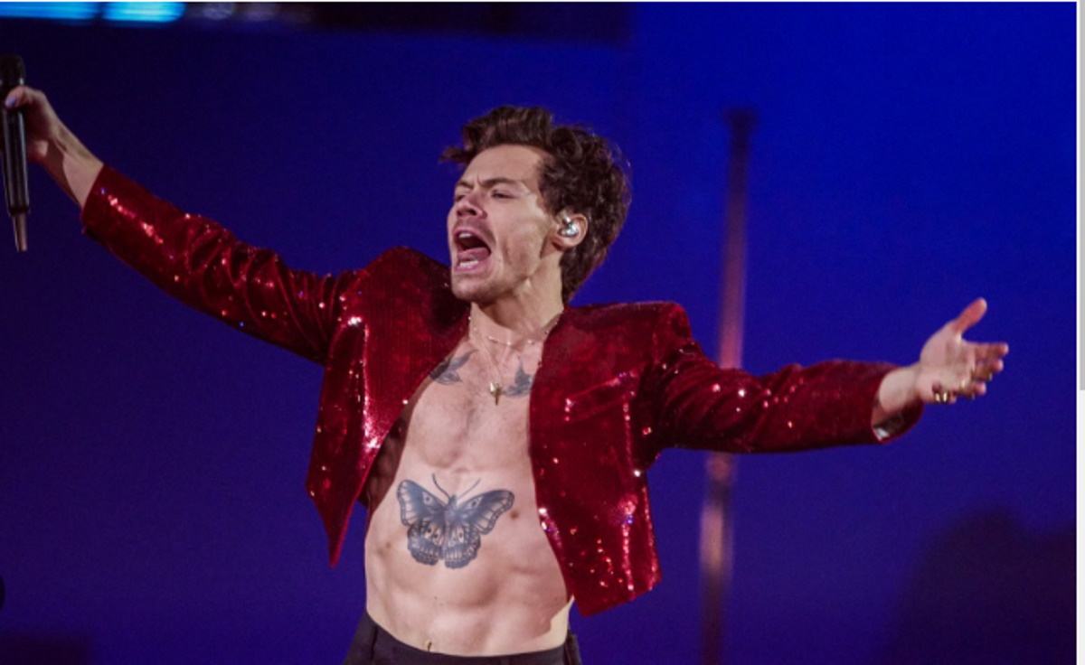 Harry Styles: Τι κρύβεται πίσω το «Leave America» που «ουρλιάζουν» όλοι στις συναυλίες του;
