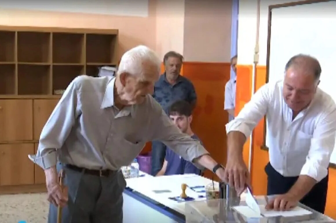 Εκλογές 2023: Η ψήφος χρόνια δεν κοιτά – Ακμαίος 99χρονος ψήφισε στις Σέρρες