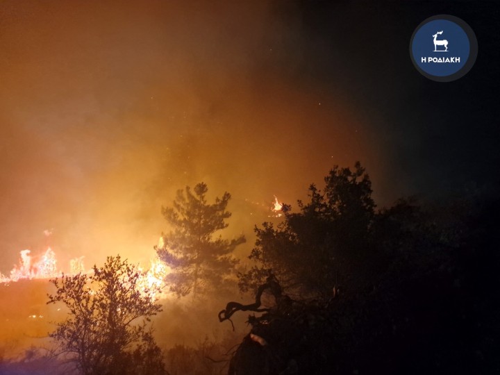 Ρόδος: Μεγάλη φωτιά στην περιοχή Αφάντου – Εκκενώθηκε ξενοδοχείο