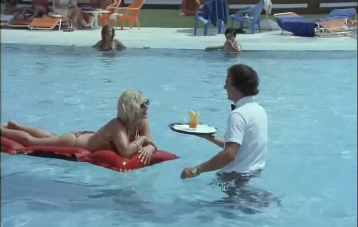 Ρόδος: Όταν ο… «Λαλάκης» σέρβιρε βουτώντας σε πισίνα το 1984