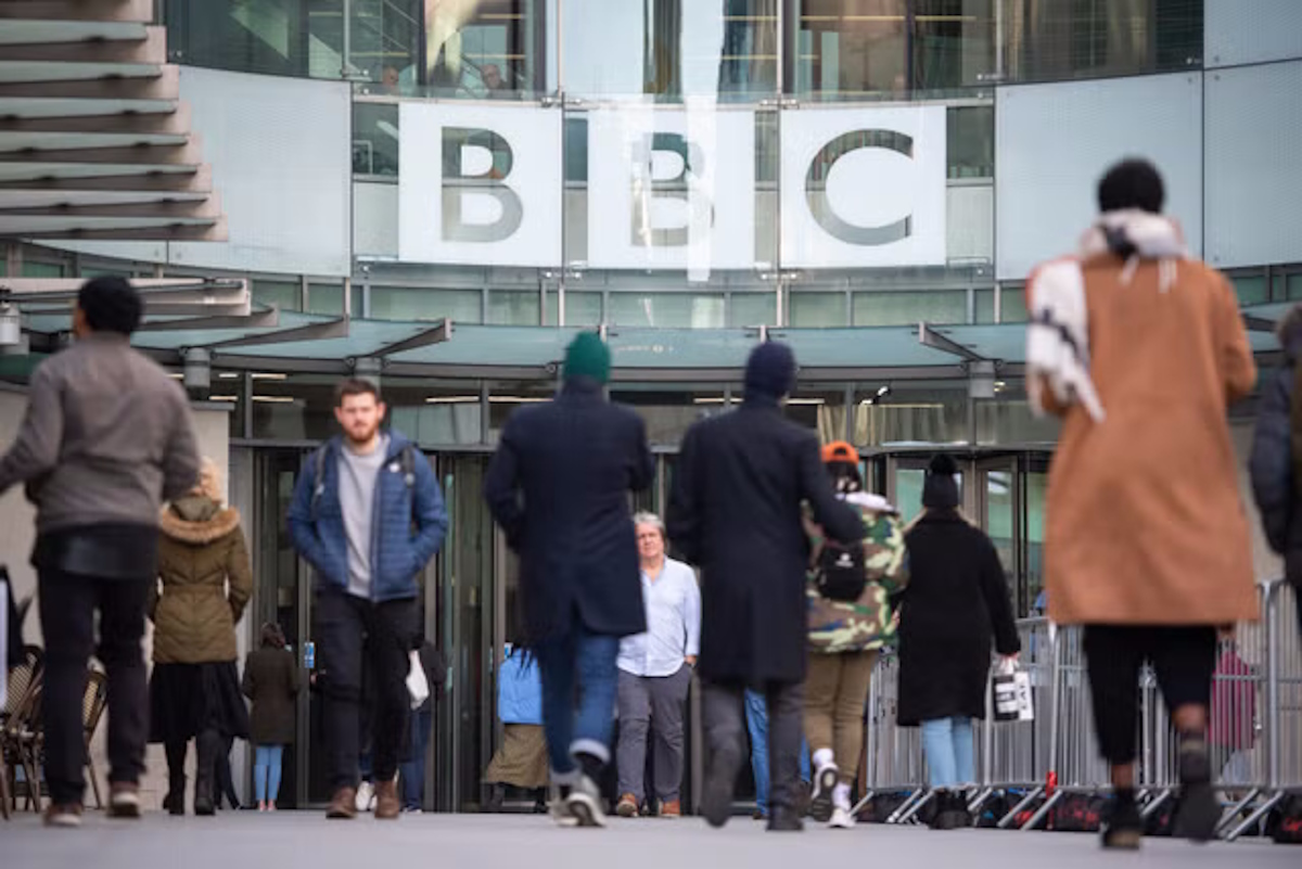 Σκάνδαλο στο BBC – Παρουσιαστής πλήρωσε έφηβο για γυμνές φωτογραφίες: Άνω – κάτω ο όμιλος