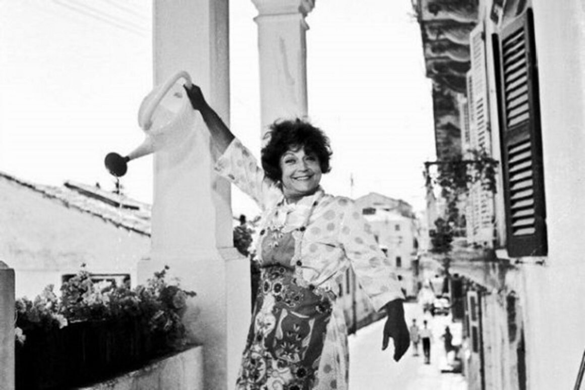 Ρένα Βλαχοπούλου: Οι εικόνες από τη σεμνή τελετή μεταφοράς των οστών της στην Κέρκυρα