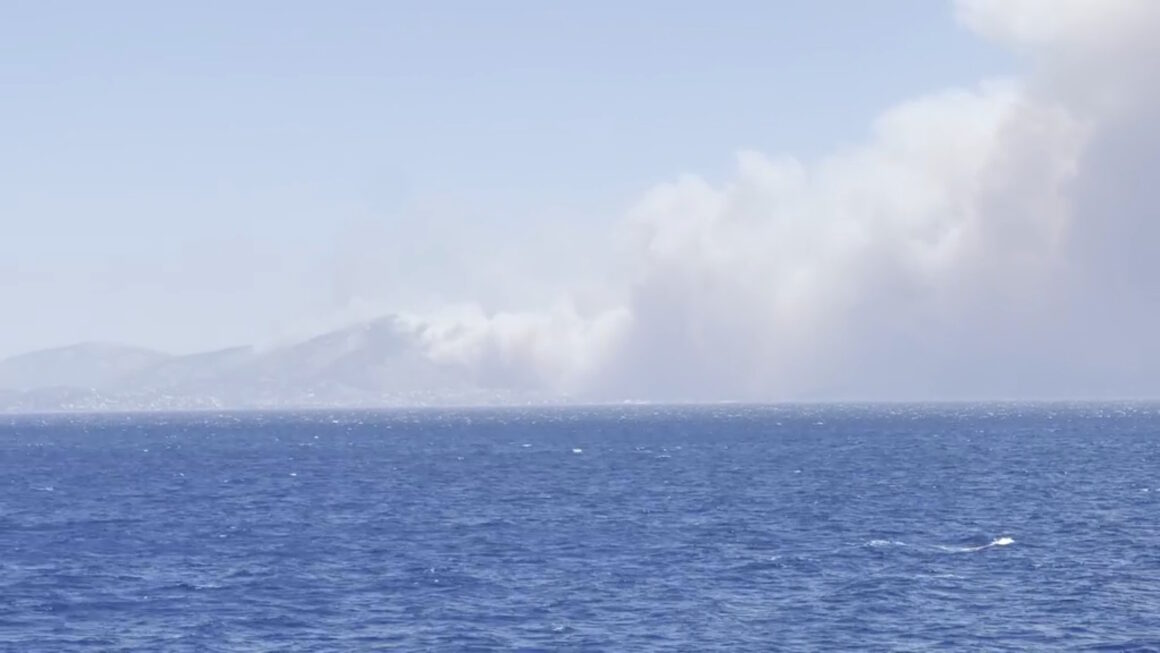 Κουβαράς: Δείτε πώς φαίνεται η φωτιά από τα πλοία που πάνε προς Πειραιά
