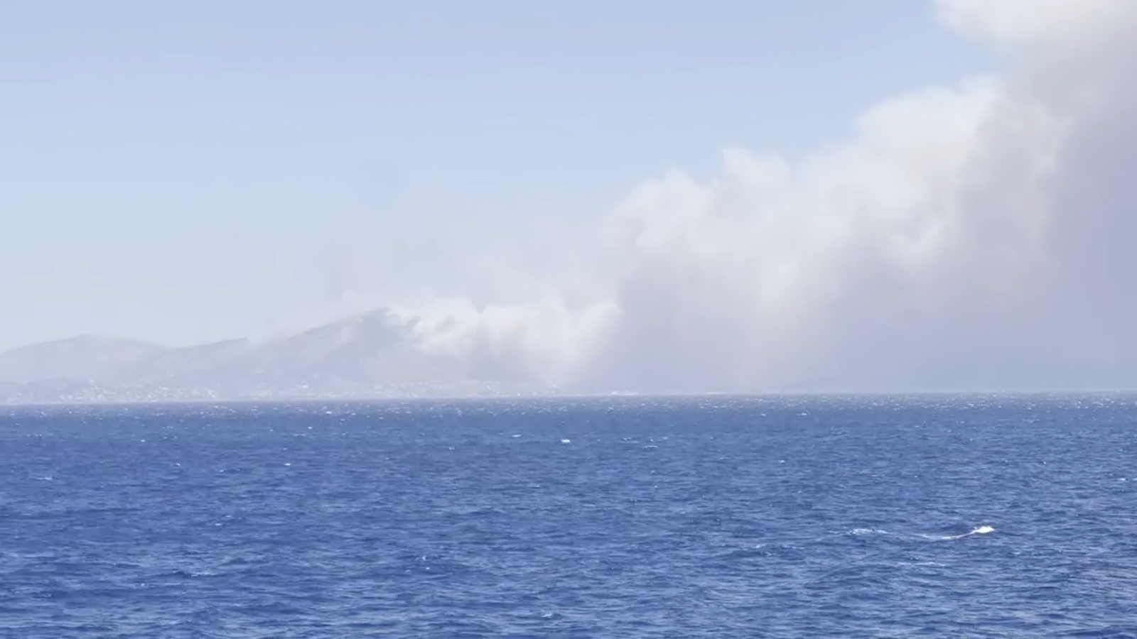 Κουβαράς: Δείτε πώς φαίνεται η φωτιά από τα πλοία που πάνε προς Πειραιά
