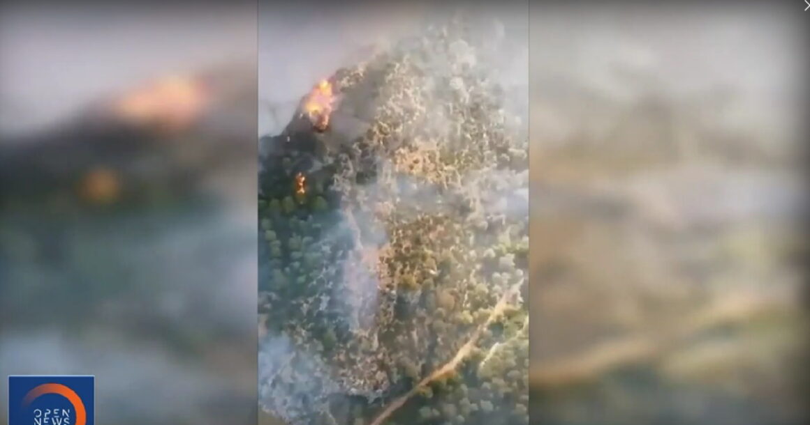 Φωτιά: Ανατριχιαστικές οι εικόνες από το αεροσκάφος που κάνει ρίψεις στα Δερβενοχώρια