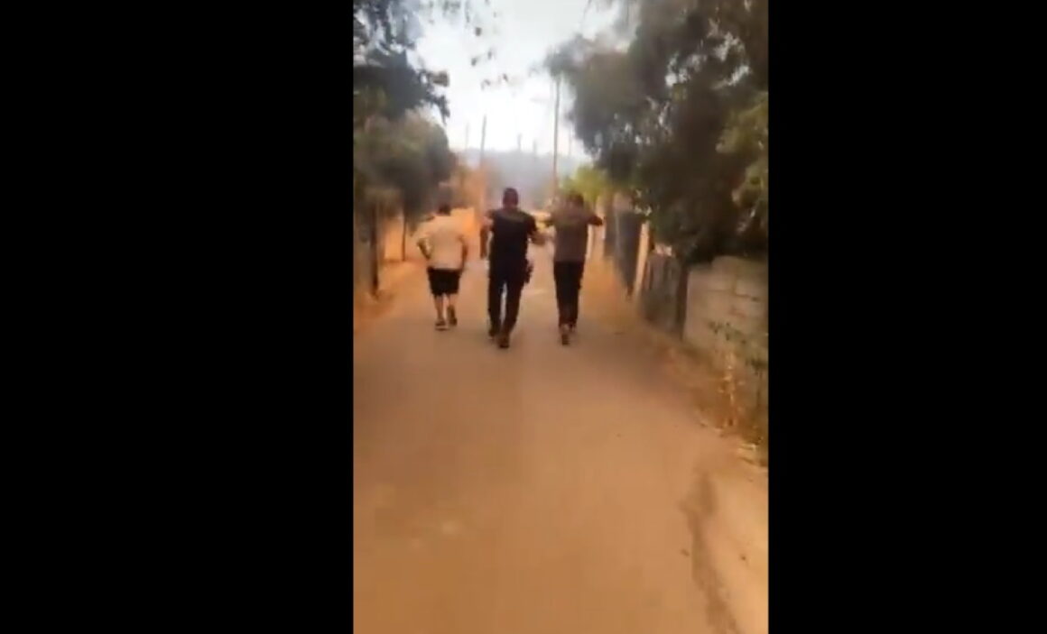Φωτιά: Άνδρες της ΟΠΚΕ απεγκλωβίζουν κατοίκους στη Μάνδρα