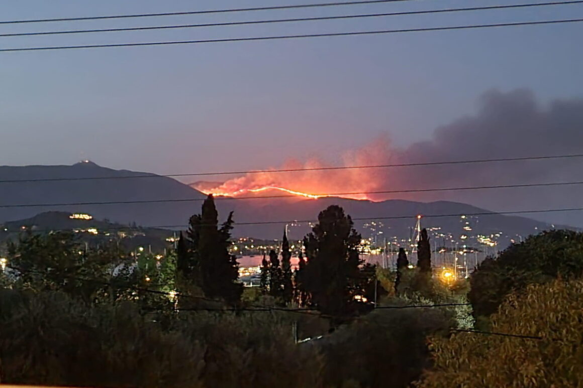 Update – Φωτιά στην Κέρκυρα: Μέτωπο χιλιομέτρων – Στα πρώτα σπίτια οι φλόγες, στη Μέγκουλα