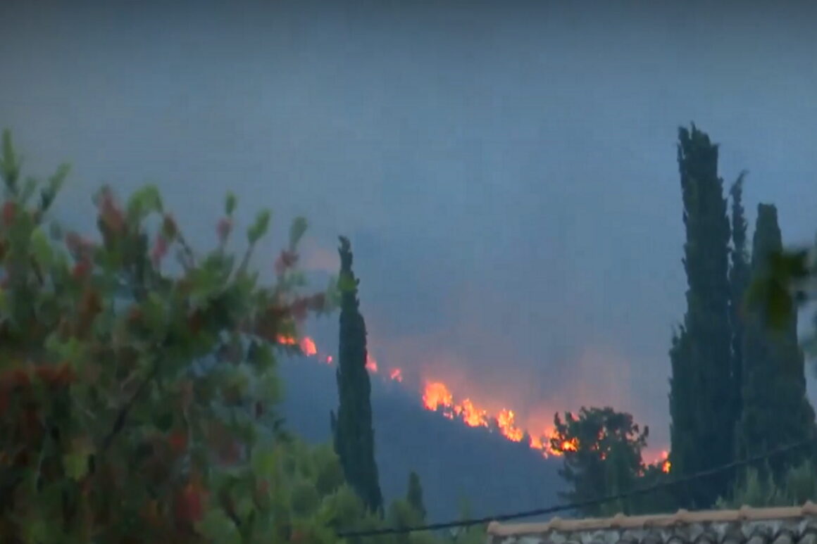 Φωτιά: Συνεχίζεται η μάχη με τις φλόγες σε Ρόδο, Κάρυστο, Κέρκυρα και Δερβενάκια Αχαΐας