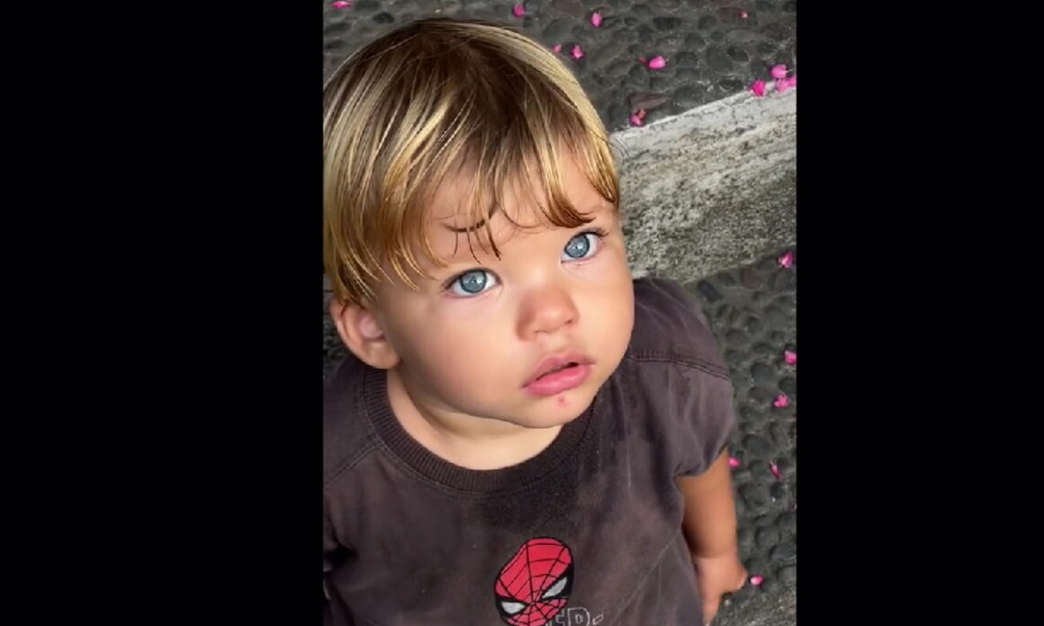 Αυτό το μωρό έχει «μαγέψει» το TikTok με τα έντονα μπλε μάτια του