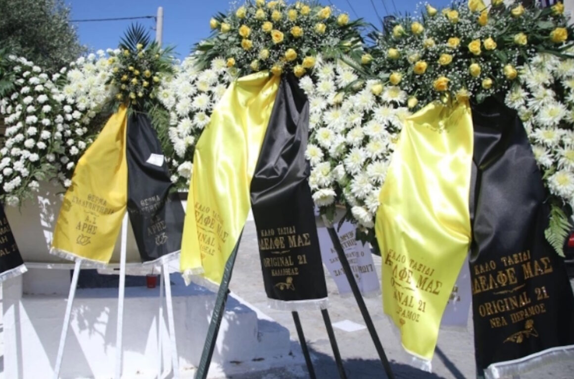 Μιχάλης Κατσουρής: Σπαραγμός στην κηδεία του 29χρονου που σκοτώθηκε από τους χούλιγκανς