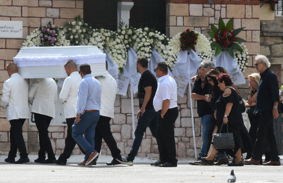 Οδυσσέας Σταμούλης: Υποβασταζόμενος στην κηδεία του γιου του