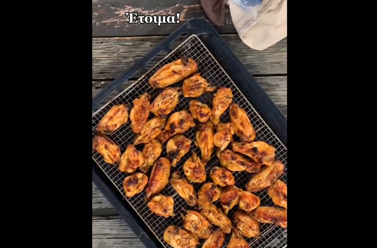 Ο Άκης Πετρετζίκης φτιάχνει άχαστες φτερούγες κοτόπουλου με σάλτσα BBQ και θα σε ξετρελάνουν