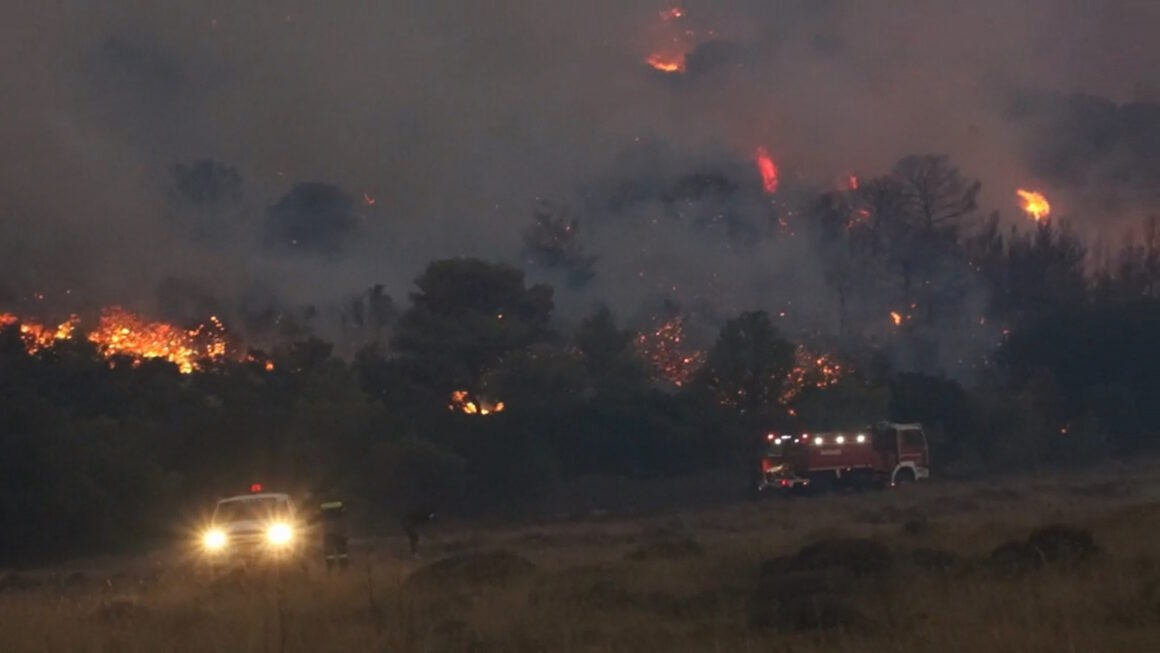 Φωτιά: Ανεξέλεγκτη η πυρκαγιά στον Έβρο – Εκκενώθηκαν οικισμοί