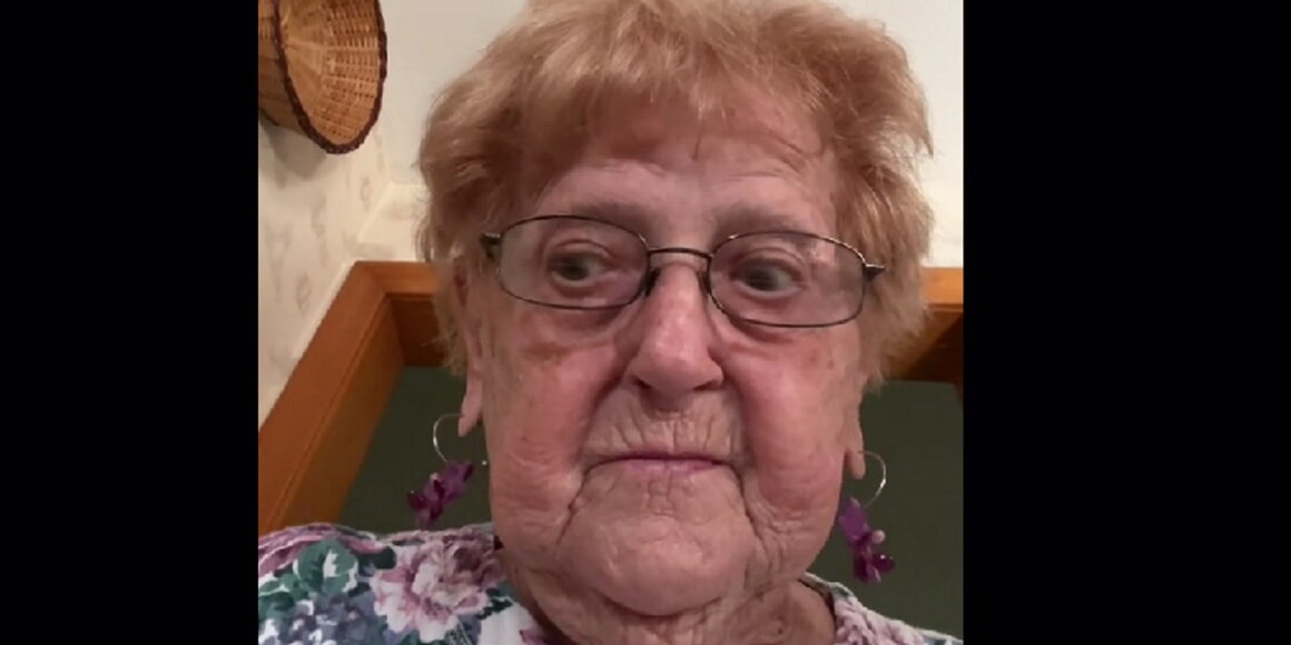 TikTok: Η «ατίθαση» γιαγιά έλαβε μήνυμα από τον πρώην της και «σφυρά» κλέφτικα