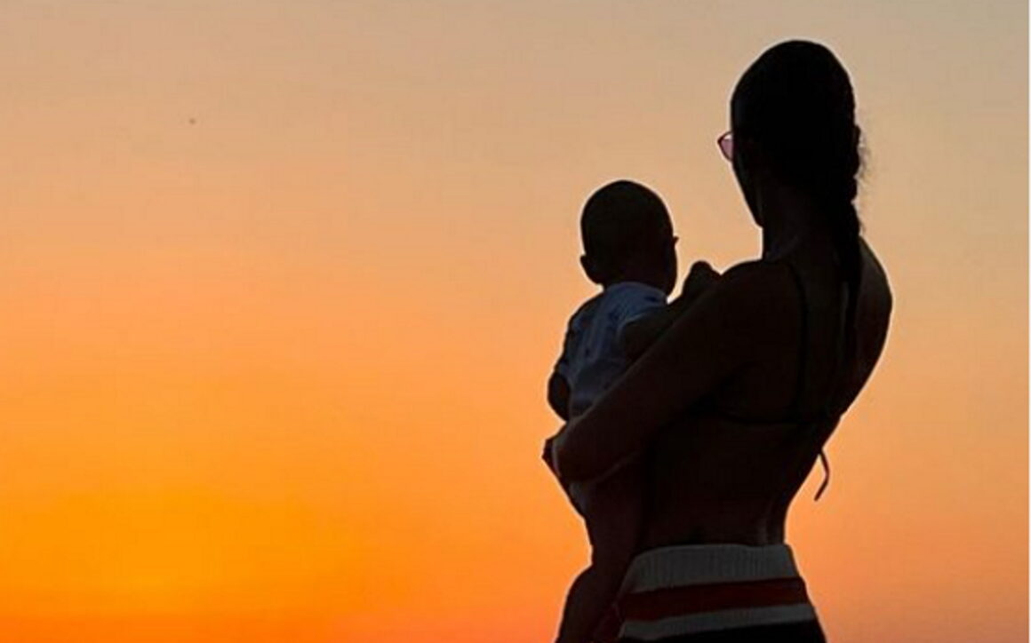 Ελένη Φουρέιρα: Απολαμβάνει το ηλιοβασίλεμα της Κρήτης αγκαλιά με το μωρό της