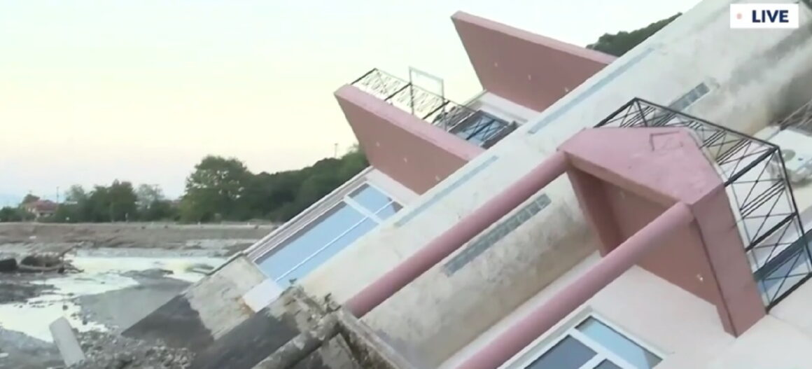 Κακοκαιρία Daniel: Σαν πύργος από τραπουλόχαρτα κατέρρευσε τριώροφο στο Μουζάκι Καρδίτσας