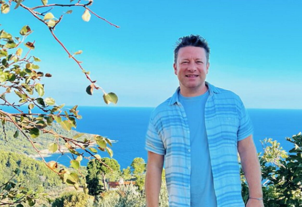 Jamie Oliver: Κοτόπουλο με τζατζίκι με φόντο…την Σκόπελο