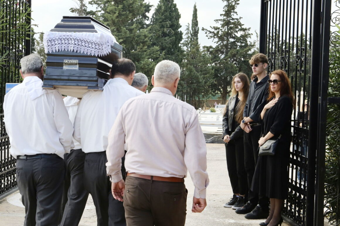 Αίας Μανθόπουλος: Θρήνος στην κηδεία του γνωστού ηθοποιού – Τραγικές φιγούρες τα παιδιά του