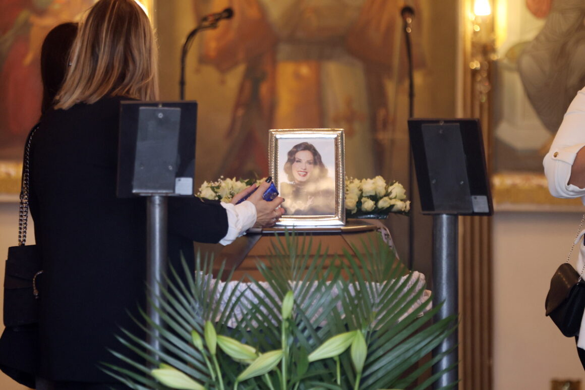 Κάτια Νικολαΐδου: Θρήνος στην κηδεία της – Συντετριμμένοι η μητέρα και ο αδερφός της