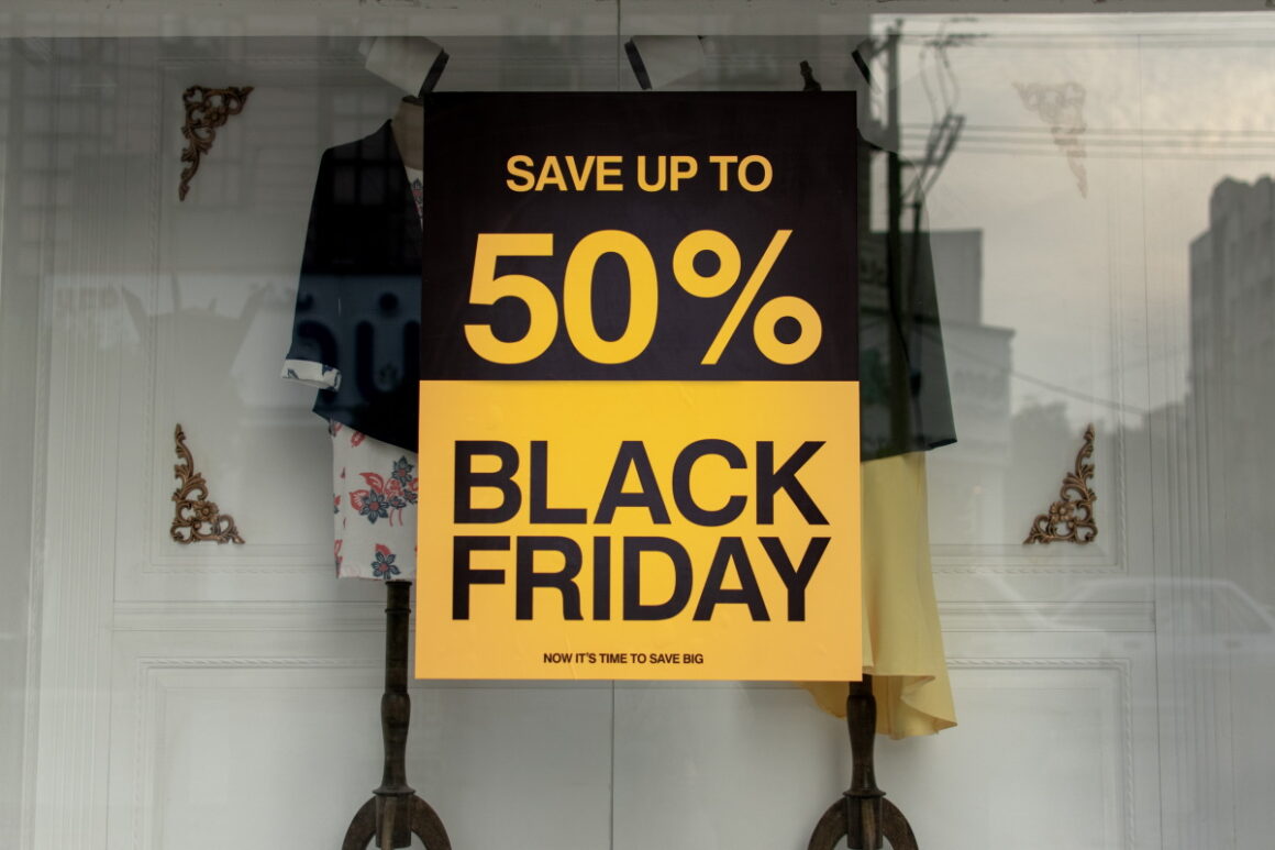 Black Friday: Εκπτώσεις σήμερα (24/11) και ανοιχτά εμπορικά καταστήματα την Κυριακή (26/11)