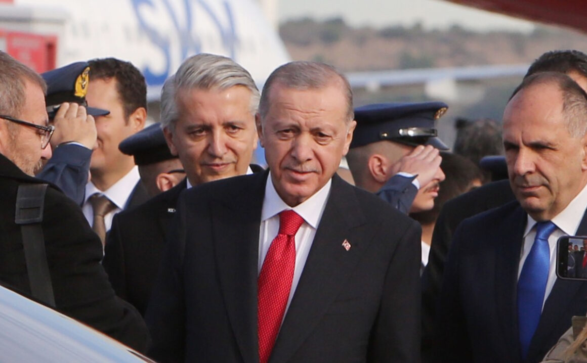 Επίσκεψη Ερντογάν: Με ντολμάδες, χωριάτικη και ροφό την… «έβγαλε» ο Τούρκος πρόεδρος