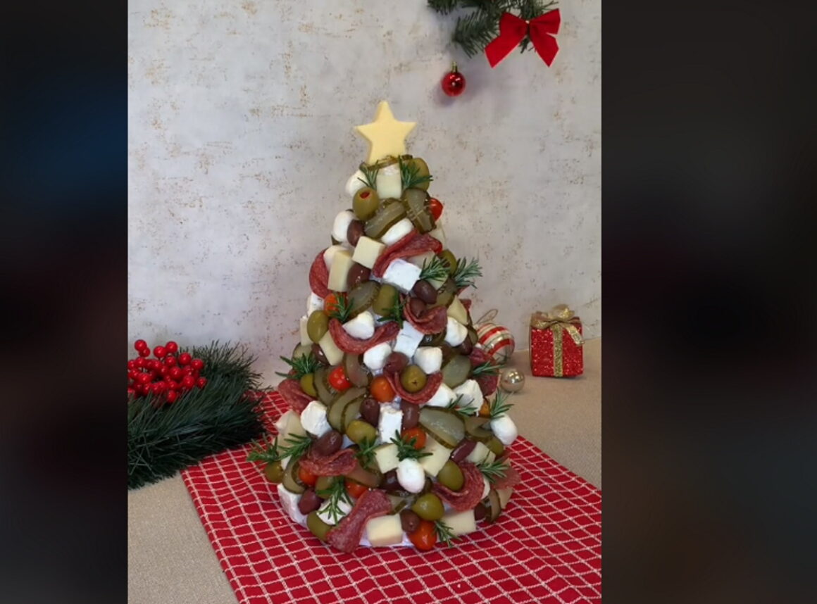 Άκης Πετρετζίκης: Φτιάχνει το πιο εντυπωσιακό ορεκτικό σε σχήμα χριστουγεννιάτικου δέντρου
