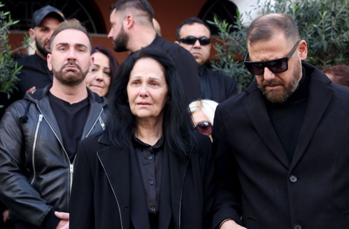 Νίκος Κοκλώνης: Δίπλα στη μητέρα και τα αδέλφια του Νίκου Φλωρινιώτη στην κηδεία του