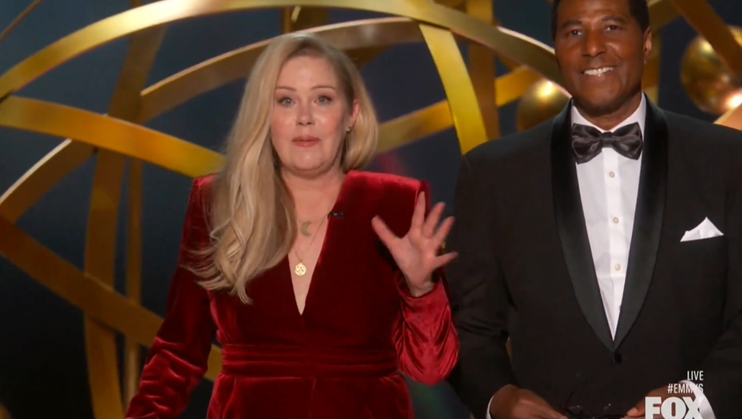 Βραβεία Emmy: Όρθιοι για το χειροκρότημα στη μαχήτρια Christina Applegate – Οι viral στιγμές της απονομής