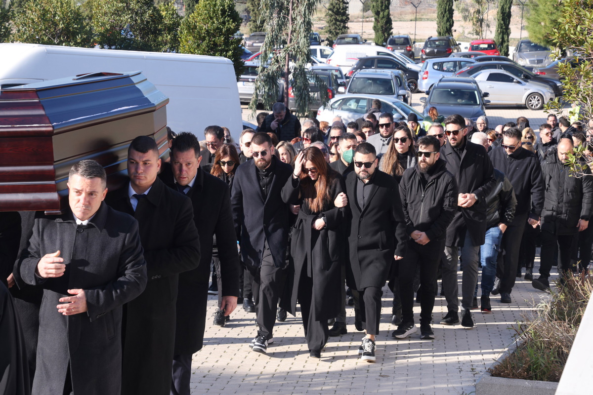 Χάρης Κωστόπουλος: Θρήνος στην κηδεία του τραγουδιστή – Παρούσες η σύζυγος και η κόρη του Βασίλη Καρρά