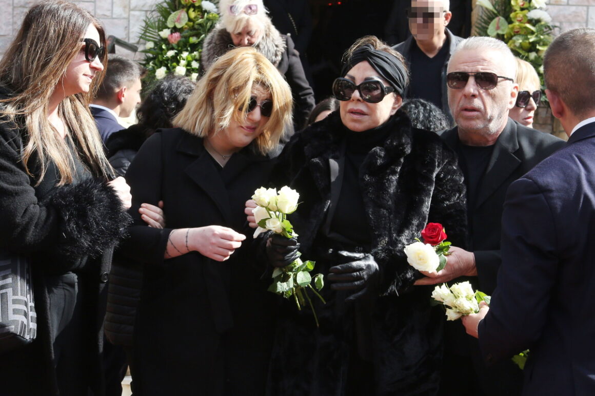 Άντζελα Δημητρίου: Χέρι χέρι στην κηδεία της μητέρας της με την κόρη της, Όλγα Κιουρτσάκη