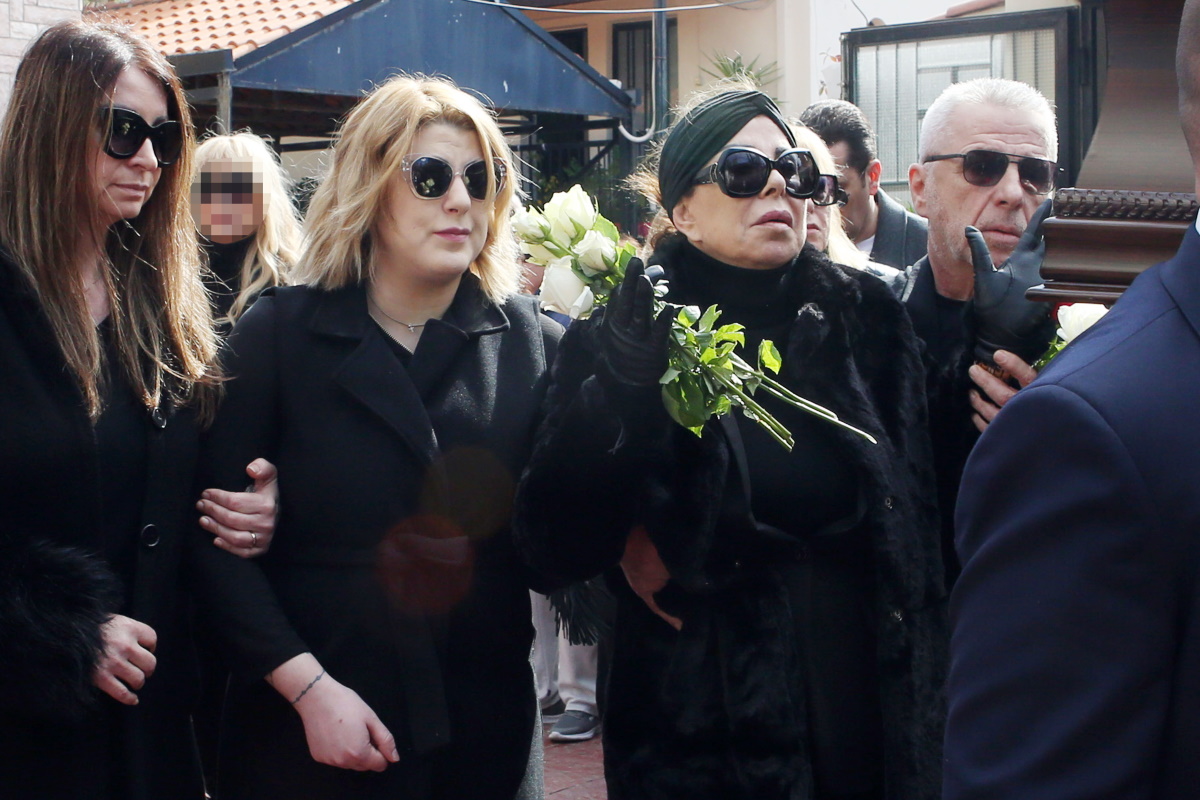 Άντζελα Δημητρίου – Όλγα Κιουρτσάκη: Τι πυροδότησε την ένταση ανάμεσά τους έξω από το κοιμητήριο;