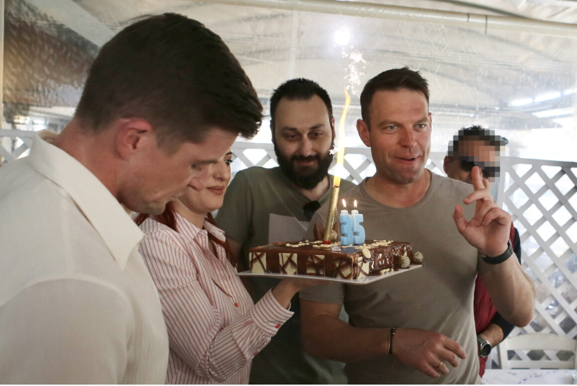 Στέφανος Κασσελάκης: Η τούρτα – έκπληξη που του ετοίμασαν για τα γενέθλιά του μετά την ορκωμοσία του στη Θήβα