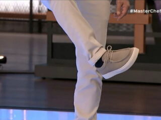 MasterChef: Τελικά τι χρώμα παπούτσια φορά ο θείος Λεωνίδας; Το ερώτημα που τον ταλανίζει και το μεγάλο debate με τους τηλεθεατές
