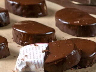 Πάσχα: Σου περίσσεψε τσουρέκι; Δες τη συνταγή της Αργυρώς Μπαρμπαρίγου για σοκολατένιες καριόκες