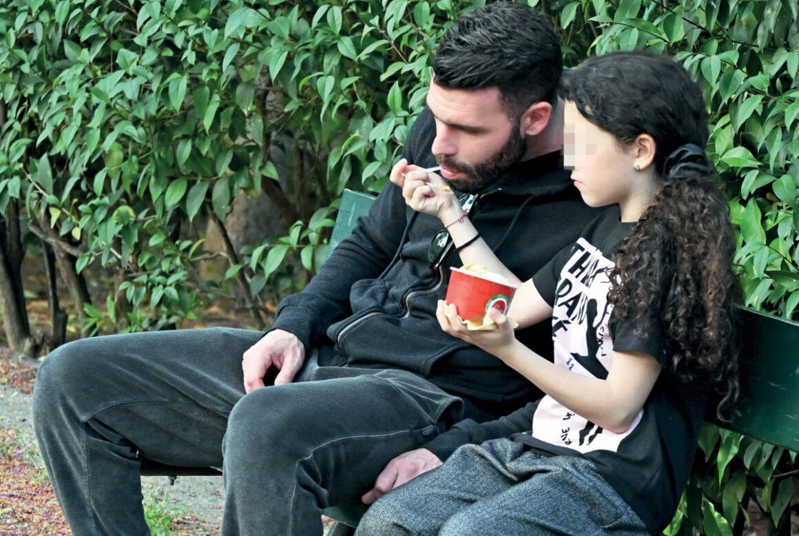 Στάθης Σχίζας: Απογευματινές βόλτες με την κόρη του, Χρύσα