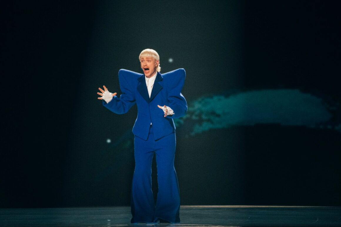 Eurovision 2024: Ο Europapa και η μπλε κότα του «γκρέμισαν» στην σκηνή – «Είναι τόσο κιτς που μου αρέσει»