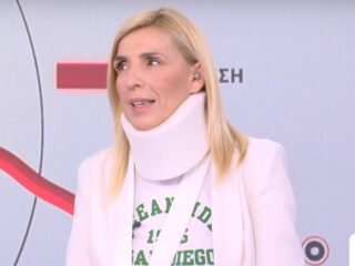 Ρένα Κουβελιώτη: Με κολάρο στο κεντρικό δελτίο ειδήσεων του Alpha μετά την απρόκλητη επίθεση που δέχτηκε