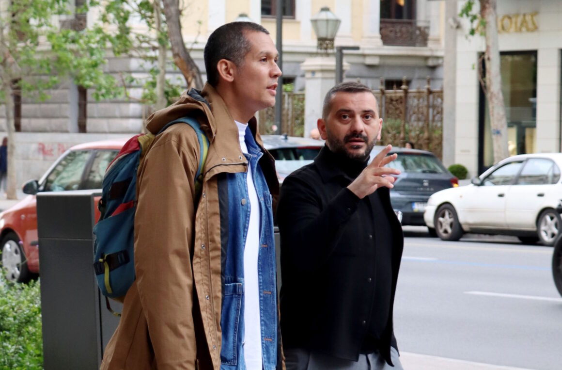 Κοντιζάς – Κουτσόπουλος: Απολαμβάνουν τις βόλτες τους με ασορτί παπούτσια στα κενά του MasterChef