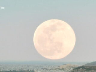 Πανσέληνος Μαΐου: «Το φεγγάρι των λουλουδιών» θα φωτίσει τον νυχτερινό ουρανό