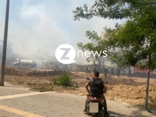 Μοσχάτο: Πνίγηκε στον καπνό από τη φωτιά – Βίντεο από τη μάχη των πυροσβεστών κοντά σε κατοικίες