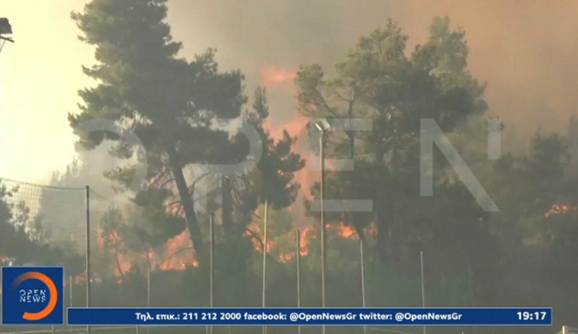 Φωτιά στη Σταμάτα: Ανεξέλεγκτη η πυρκαγιά – Ενισχύονται συνεχώς οι πυροσβεστικές δυνάμεις
